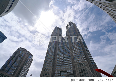 東京都政府大樓，藍天和夏天的圖案 74726347