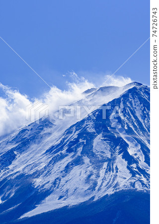仲冬的富士山頂有雪和暴風雨 74726743