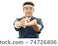 A smiling sushi craftsman 74726806