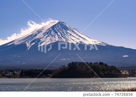 Lake Kawaguchi before dusk, Mt. Fuji with snow, and clear sky 74726856