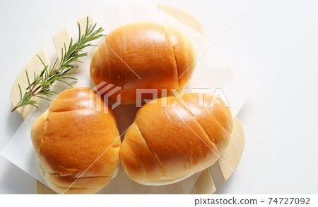 Bread butter roll breakfast 74727092