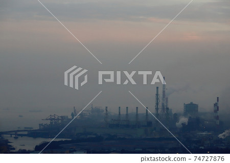 煙塵包圍的工業區 煙塵包圍的工業區 74727876