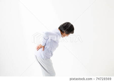 飽受背痛困擾的老年婦女〉 飽受背痛困擾的老年婦女〉 74728569