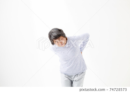 飽受背痛困擾的老年婦女〉 飽受背痛困擾的老年婦女〉 74728573