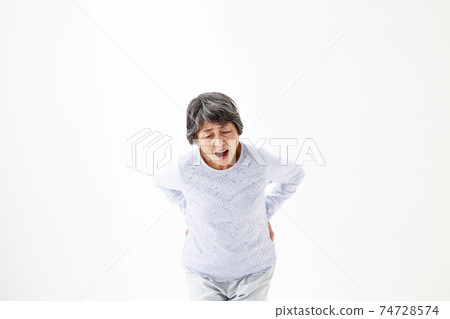 Senior woman suffering from back pain　 74728574