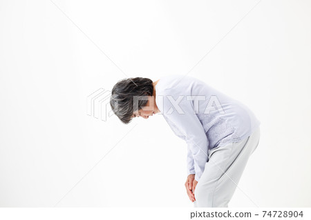 Senior woman suffering from knee osteoarthritis Senior woman suffering from knee osteoarthritis 74728904