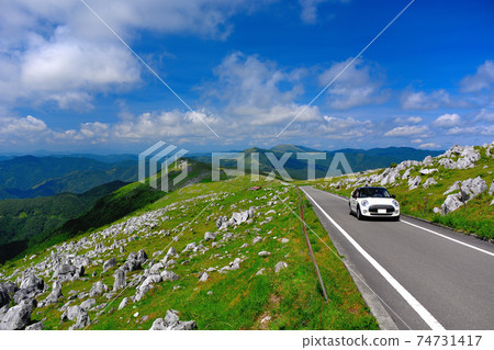 在高知縣愛媛縣姬塚平附近的四國喀斯特阿爾卑斯山等壯麗景色的有趣駕駛（8） 74731417