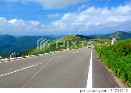 Shikoku Karst ・ Comfortably drive on the road in the sky that goes through the superb view ・ Near Himezurudaira ・ Ehime prefecture ・ Kochi prefecture (9) 74731443