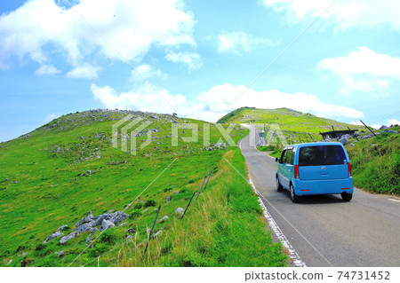 四國喀斯特·在通向天空的道路上while動時行駛·在姬路平附近·愛媛縣·高知縣(4) 四國喀斯特·在通向天空的道路上while動時行駛·在姬路平附近·愛媛縣·高知縣(4) 74731452