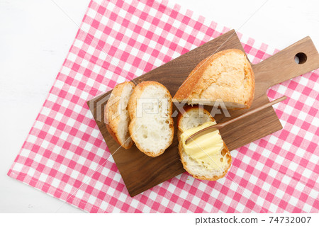 Meals: Baguette and butter breakfast 74732007