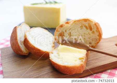 Meals: Baguette and butter breakfast 74732013