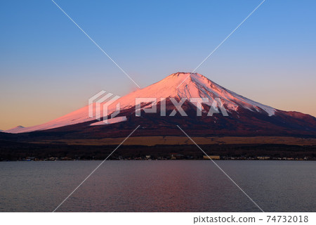 清晨紅富士和夢幻般的天空漸變 清晨紅富士和夢幻般的天空漸變 74732018