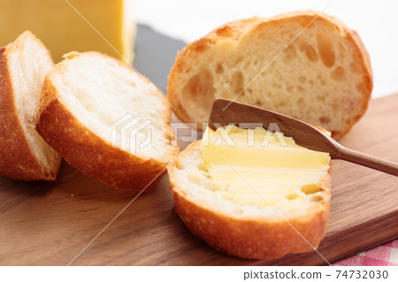 Meals: Baguette and butter breakfast Meals: Baguette and butter breakfast 74732030