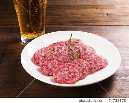 切片薩拉米香腸和啤酒 74732178
