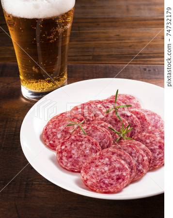 切片薩拉米香腸和啤酒 74732179