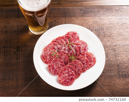 切片薩拉米香腸和啤酒 切片薩拉米香腸和啤酒 74732180