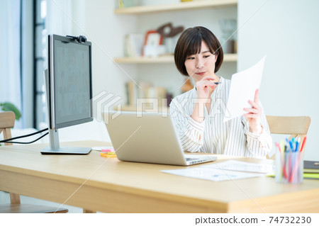 女性遠程辦公遠程辦公個人計算機在線會議 女性遠程辦公遠程辦公個人計算機在線會議 74732230