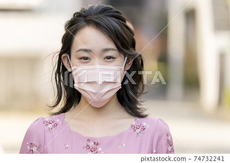 二十多歲的一名戴著粉紅色無紡布口罩的婦女 74732241