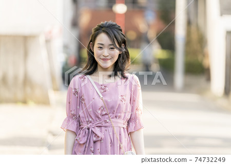 Portrait of a woman in her twenties 74732249