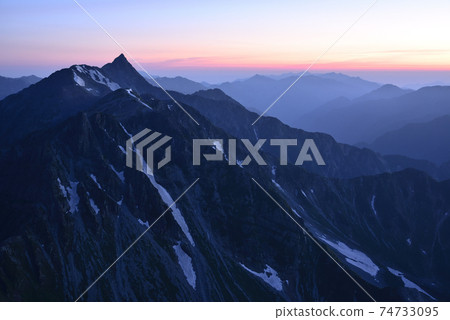 雅里加塔克（Yarigatake）和摩根羅斯（Morgenroth）包圍的北阿爾卑斯山 74733095