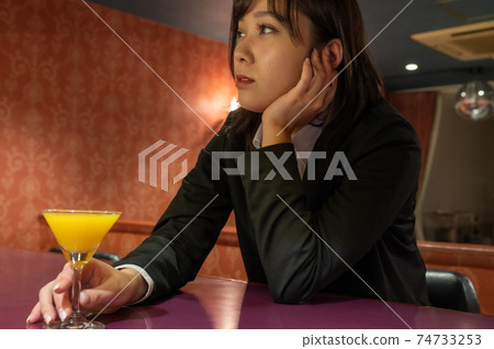 OL in the bar OL in the bar 74733253