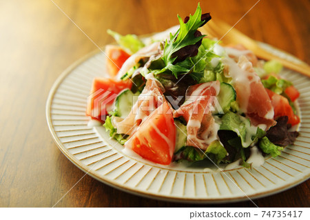 Prosciutto and tomato vegetable salad 74735417