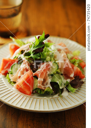 Prosciutto and tomato vegetable salad 74735420