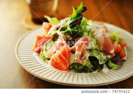 Prosciutto and tomato vegetable salad 74735422
