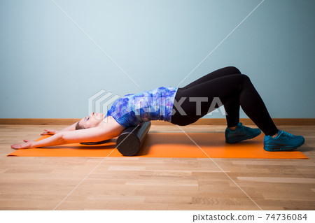 Performing muscle recovery techniques to use at home. 74736084