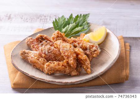 Deep-fried chicken (in chicken wings) Deep-fried chicken (in chicken wings) 74736343