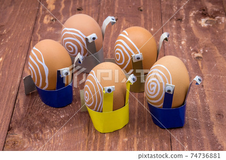 do it yourself stand for Easter eggs, step three, step-by-step instructions for DIY paper, cardboard stand for Easter eggs in the form of snails 74736881