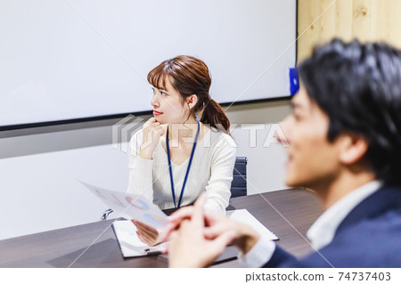 舉行一次網上會議的商人在會議室 舉行一次網上會議的商人在會議室 74737403