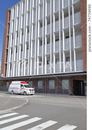 十字路口的救護車（愛知縣長久手市愛知醫科大學醫院） 74739090