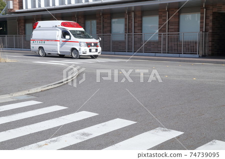 Ambulance at an intersection (Aichi Medical University Hospital, Nagakute City, Aichi Prefecture) 74739095
