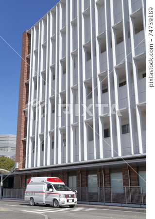 Ambulance at an intersection (Aichi Medical University Hospital, Nagakute City, Aichi Prefecture) 74739189