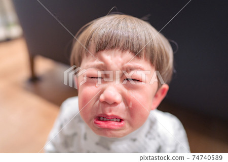 孩子哭泣的臉喜怒無常 74740589