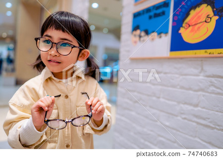 戴眼鏡的女孩 戴眼鏡的女孩 74740683