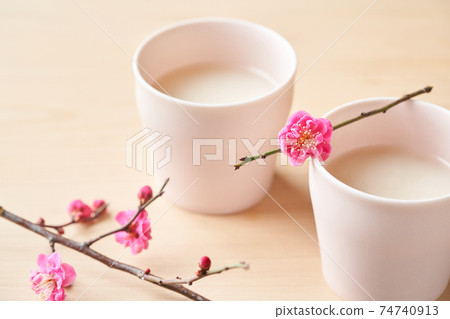 Sweet and peach blossoms 74740913