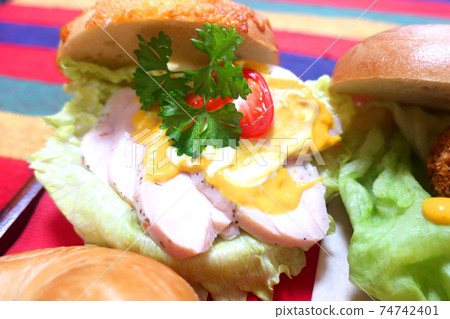 百吉餅三明治配沙拉雞 74742401