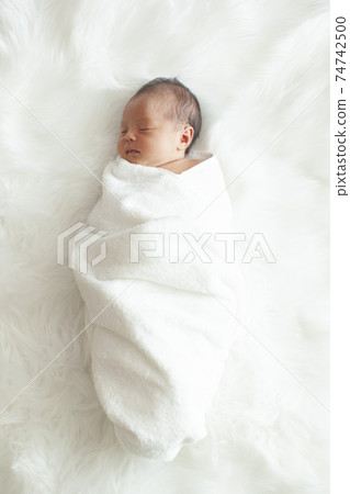 Newborn baby girl 74742500