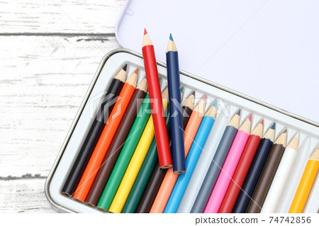 Colored pencil 74742856