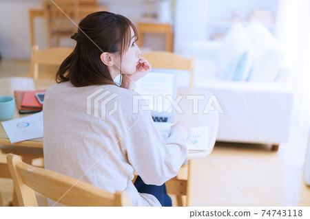 在遠程辦公期間思考一個年輕女人的配置文件 在遠程辦公期間思考一個年輕女人的配置文件 74743118