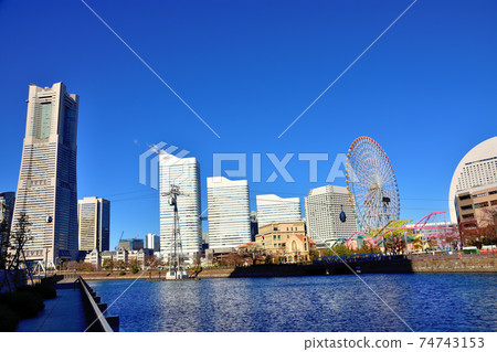 港未來景觀和日本第一條永久性城市纜車橫濱空中客艙 港未來景觀和日本第一條永久性城市纜車橫濱空中客艙 74743153