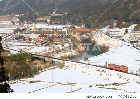 穿越雪域景觀的當地柴油車和有軌電車 74743216