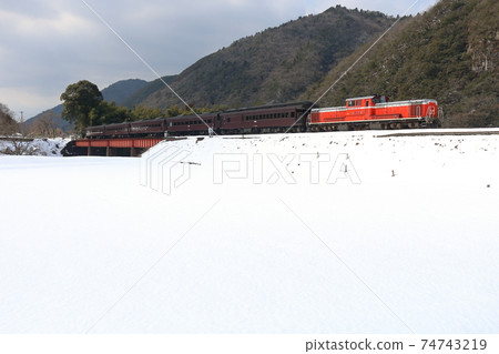 DD51和在雪山口線和長門峽上行駛的旅客列車 DD51和在雪山口線和長門峽上行駛的旅客列車 74743219