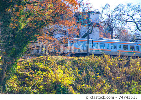 一列火車在上越線下線方向的清溪公園附近通過 照片素材 圖片 圖庫