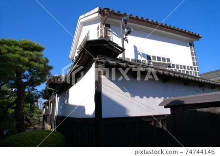 [Important Preservation District for Groups of Traditional Buildings] Kurashiki Riverside Kurashiki Monogatari Museum and Autumn Blue Sky Kurashiki City, Okayama Prefecture 74744146