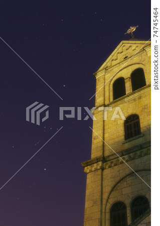 獵戶座在教堂和夜空 74745464