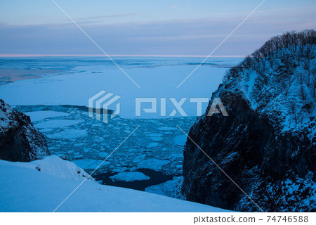 從Furepe瀑布的懸崖上看到的早晨的陽光下的流冰場 74746588