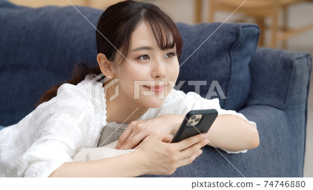 使用智慧型手機的女人 使用智慧型手機的女人 74746880